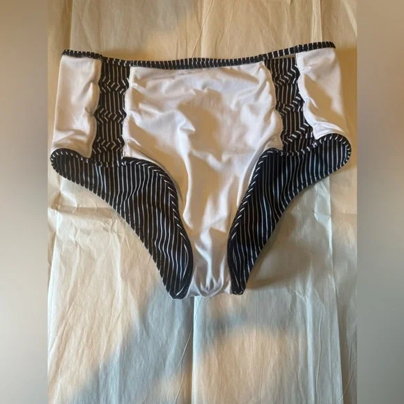 Black and White Striped Bikini Set - Picture 15 of 16